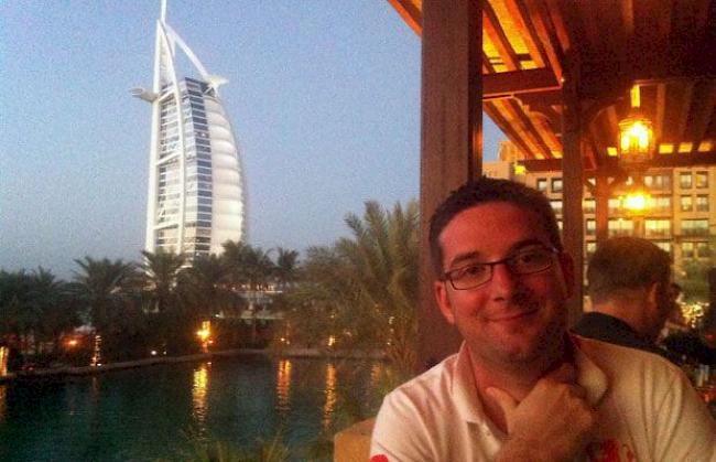 Andreas Schnidrig in Dubai. Im Hintergrund das Burj Al Arab, eines der luxuriösesten und teuersten Hotels der Welt. Dort hat der gebürtige Visper um die Hand seiner Frau angehalten.   