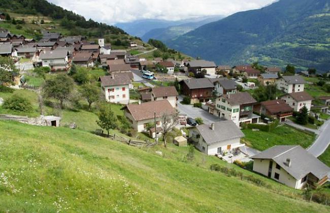 Die Strecke zwischen Leuk Stadt und der Abzweigung Erschmatt/Bratsch muss gesperrt werden (im Bild: Erschmatt).