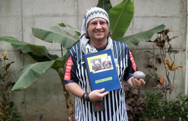 Otto Imsand in der Woche vor der Abreise mit Geschenken seiner Schüler und einem Leibchen seiner Lieblings-Fussballmannschaft Alianza Lima.