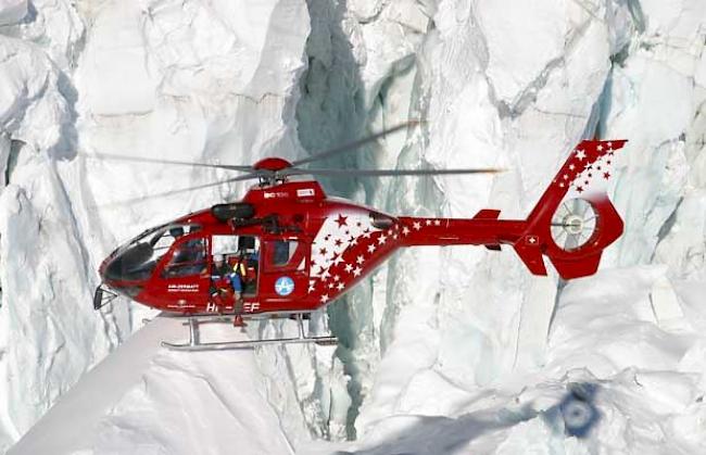 Der verletzte Snowboarder wurde mit der Air Zermatt ins Spital von Lausanne geflogen, wo er seinen Verletzungen erlag.