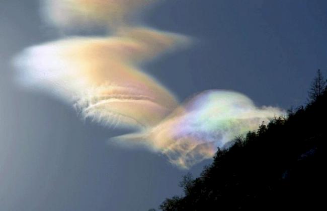 «Diese Farben sollen entstehen, wenn die Sonne die Eiskristalle in den Wolken beleuchtet.»