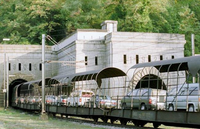 Ein Autozug beim Simplon-Nordportal in Brig-Glis.
