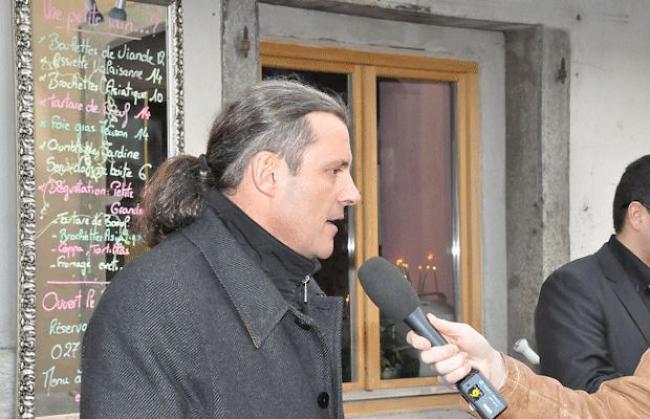 Oskar Freysinger im Zentrum des medialen Interesses am 3. März 2013 in Sitten