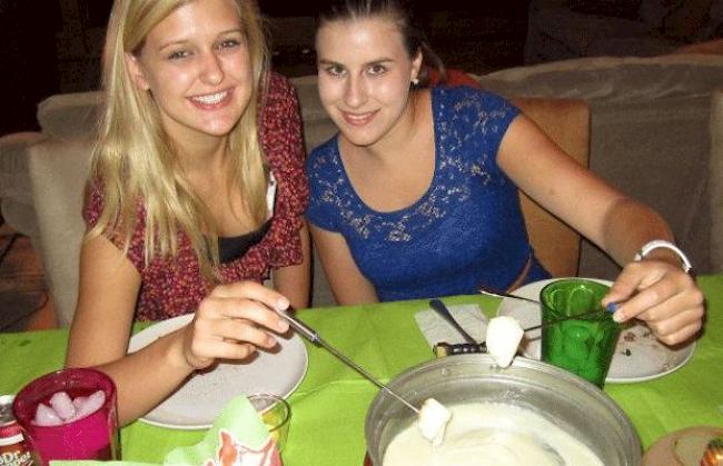 Vanessa Michlig mit Kollegin beim Fondue-Essen