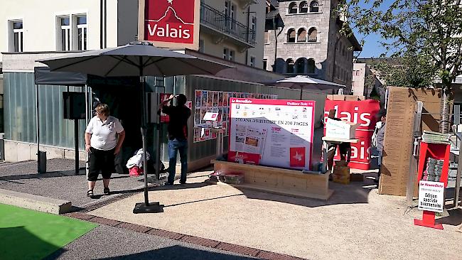 Der Stand des «Walliser Boten» und von «Le Nouvelliste» im Aufbau