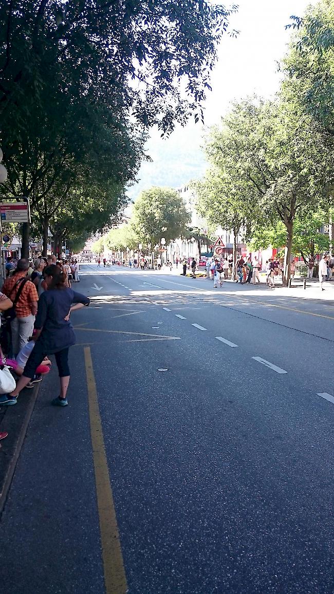 Wartende Zuschauer an der Sittener Bahnhofstrasse