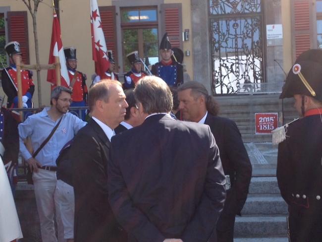 Die Staatsräte Maurice Tornay, Jean-Michel Cina und Oskar Freysinger vor dem Regierungsgebäude in Sitten.