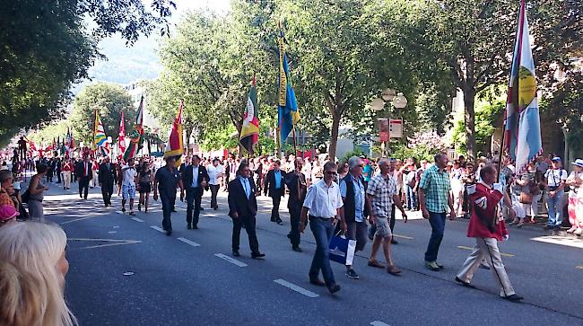 Fahnendelegationen auf ihrem Weg durch Sitten