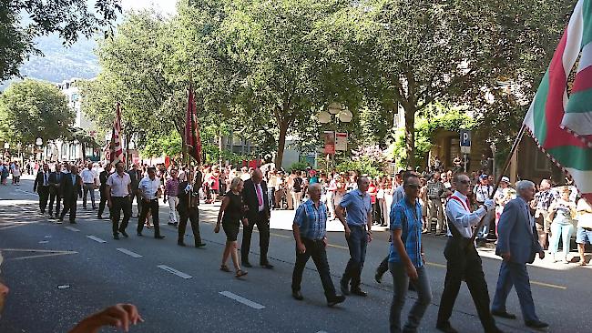 Impressionen vom Festumzug in Sitten anlässlich des Beitritt des Kantons Wallis zur Eidgenossenschaft vor 200 Jahren.