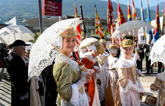 Zuhörer in historischen Kostümen