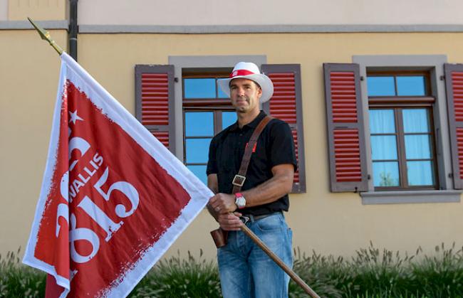 Der ehemalige Skirennfahrer Didier Défago zeigt Flagge.