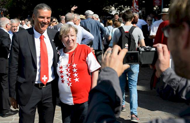 Staatsrat Oskar Freysinger posiert mit einer Walliserin für ein Foto.