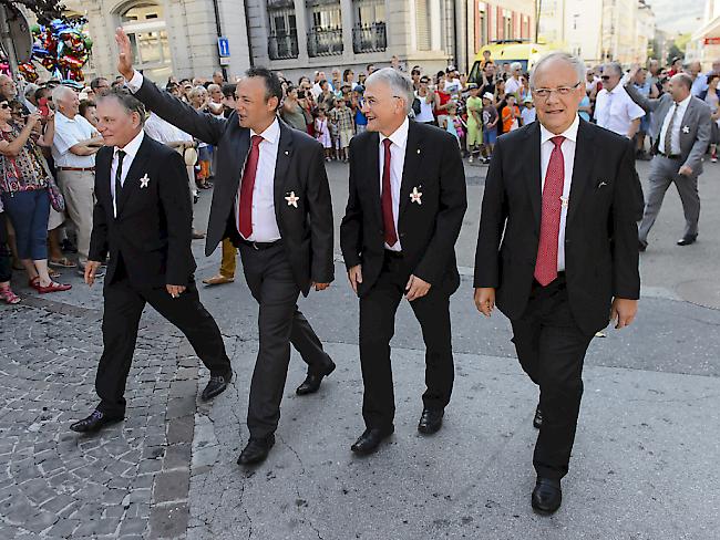 Bundesrat Johann Schneider-Ammann (ganz rechts) beim Umzug durch den Walliser Hauptort Sitten.