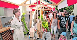 Kr&auml;uterhexe. Christine Jaberge aus Voll&egrave;ges (links) bot unter anderem jede Menge Teesorten an; hergestellt mit Kr&auml;utern aus der Region Sitten und Martinach. Hammerfrau. Goldschmiedin Fanny Masson formte grobe Silberst&uuml;cke mit gezielten Schl&auml;gen zu schmucken Ringen.