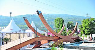 Symbolkraft. Die von Asylbewerbern gebaute Holzbr&uuml;cke soll die Verbindung des Wallis mit der Welt sichtbar machen. 