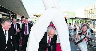 Willkommen im Wallis. Bundesrat Johann Schneider-Ammann l&auml;sst sich vom &laquo;Begr&uuml;ssungskomitee&raquo; auf einen Spass einladen - zur Freude von Staatsrat Jacques Melly (links) und Nationalratspr&auml;sident St&eacute;phane Rossini (hinten).