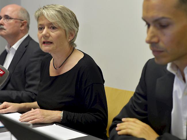 Die Zürcher Regierungsrätin Jaqueline Fehr (Mitte), der Leiter Justizvollzug des Kantons Zürich, Thomas Manhart, (links) der stellvertretende Leiter des Psychiatrisch-Psychologischen Dienstes, Jerome Endrass, (rechts) äussern sich zum Suizid der Mutter der getöteten Kinder von Flaach