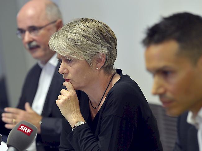 Der Zürcher Regierungsrätin Jaqueline Fehr (Mitte) geht der Suizid der jungen Frau sichtlich nahe. Links: Thomas Manhart, Leiter Amt für Justizvollzug, rechts: Jerome Endrass, Stv. Leiter Psychiatrisch-Psychologischer Dienst .