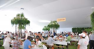 Im Inneren des Brunch-Zeltes hatte im Vorfeld eine G&auml;rtnerei Hand angelegt.