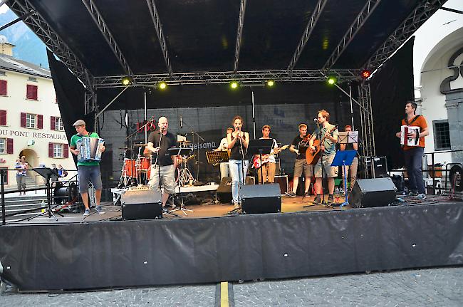 Die Oberwalliser Band «Werli and the Melodies» überzeugte am Briger Stadtfest mit rockig irischer Musik.