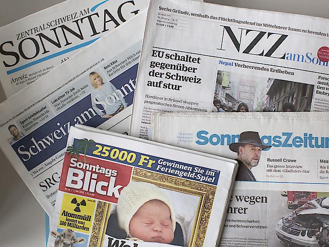 Eine Auswahl der Schweizer Sonntagszeitungen. (Archivbild)