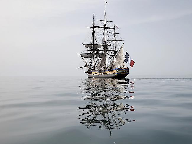 Hat zwei Atlantik-Durchquerungen hinter sich: Der bekannte Dreimaster "Hermione" ist zurück im französischen Brest. (Archiv)