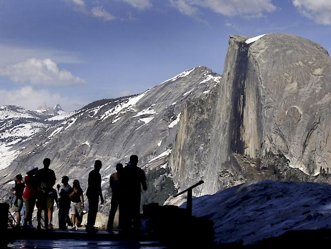 Besucher im Yosemite-Nationalpark vor dem Half Dome am Glacier Point. (Archiv)