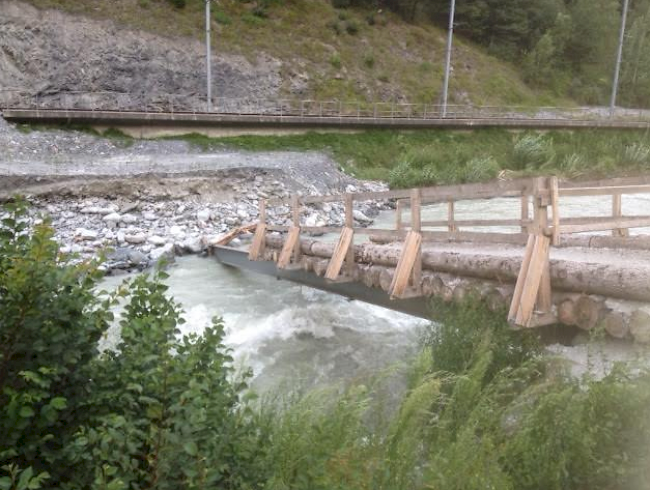 Die Baubrücke der MGB wurde unterspült und versank im Wasser.