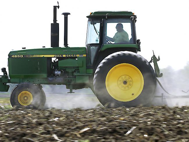 Das Betonelement, von dem der Junge getroffen wurde, gehörte zur Ladung eines Traktors. (Symbolbild)