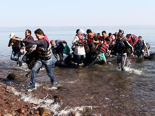 Ankunft im Gummiboot: Flüchtlinge erreichen das Ufer der griechischen Insel Lesbos
