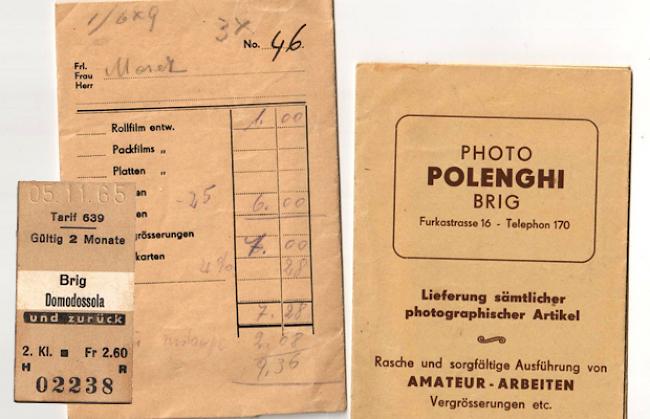 Altes Bahnticket (links) und Hüllen eines Fotostudios.