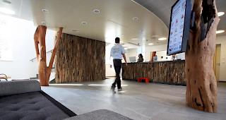 Der neue Kundenbereich (gr. Bild) und die Mitarbeiterr&auml;umlichkeiten der Raiffeisenbank in Stalden.