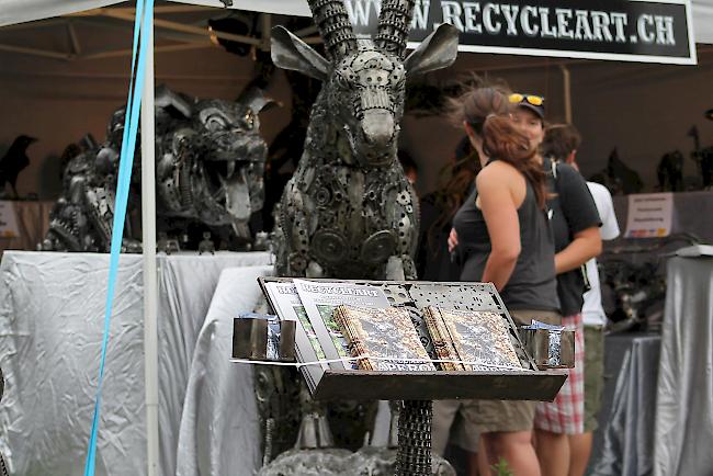 Auch Kunstwerke haben Platz am Open Air Gampel: Der Steinbock - das Wahrzeichen des Open Air - mal anders.