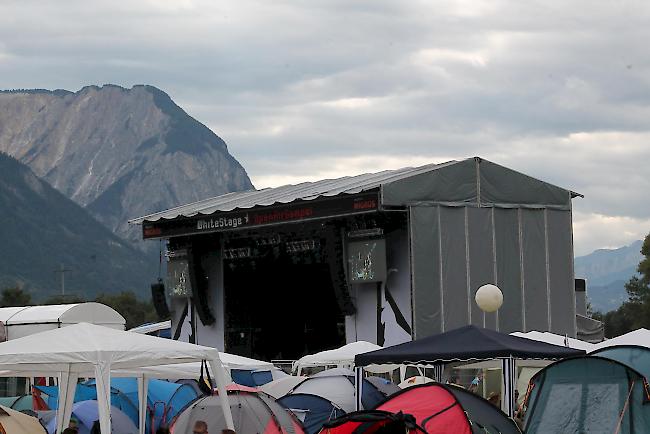 Blick vom Campinggelände aus auf die White Stage am Open Air Gampel