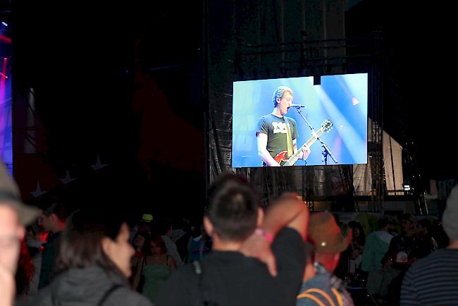 Blick auf die Leinwand am Open Air Gampel beim Auftritt der Band «The Subways»