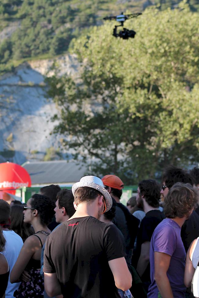 Fans werden von einer Drohne gefilmt - am Konzert von Seether am Freitagabend am Open Air Gampel.