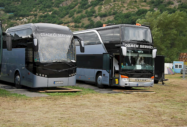 Zwei der grossen Nightlinerbusse der Musiker, die am Openair Gampel auftreten.