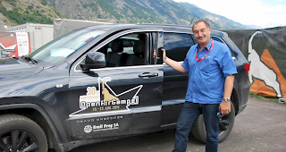 Peter Moser, verantwortlich für die Künstlertransporte am Openair Gampel vor einem der Festivalwagen.