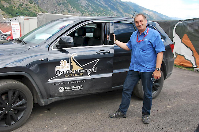 Peter Moser, verantwortlich für die Künstlertransporte am Openair Gampel vor einem der Festivalwagen.