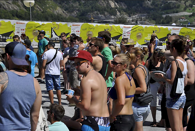 ​Bei sommerlichen Temperaturen von fast 30 Grad startete in Gampel der zweite Festivaltag