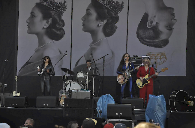 «Kitty Daisy & Lewis» - ihr Auftritt mit royaler Präsenz im Hintergrund am Open Air Gampel.