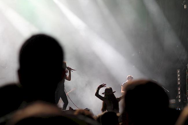 Fans am Freitagabend am Open Air Gampel beim Auftritt von «Awolnation»