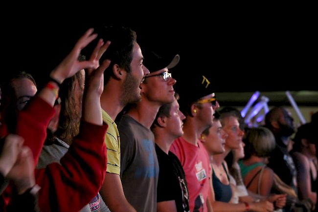 «Fans der ersten Reihe»: «Deichkind» sorgte für einen Besucheraufmarsch am Freitagabend in Gampel.