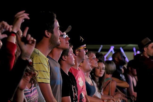 «Fans der ersten Reihe»: «Deichkind» sorgte für einen Besucheraufmarsch am Freitagabend in Gampel.