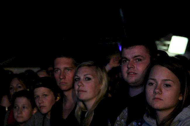 «Fans der ersten Reihe»: «Deichkind» sorgte für einen Besucheraufmarsch am Freitagabend in Gampel.