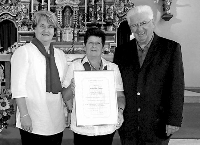 Verdiente Ehre. Gabi Schaller, Chorpräsidentin, Jubilarin Monika Juon und Pfarrer Alois Bregy (von links).
