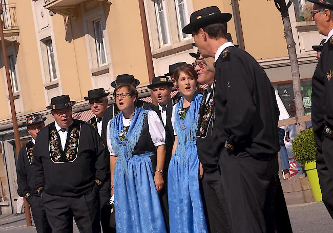 Schnappschüsse aus Siders, wo heute Samstag das 56. Walliser Joldertreffen über die Bühne geht.