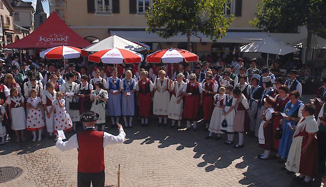 Schnappschüsse aus Siders, wo heute Samstag das 56. Walliser Joldertreffen über die Bühne geht.