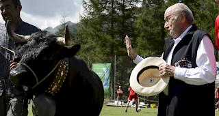 Eine Kuh f&uuml;r den Fifa-Pr&auml;sidenten: Sepp Blatter mit dem selbst ihn &uuml;berraschenden Geschenk.