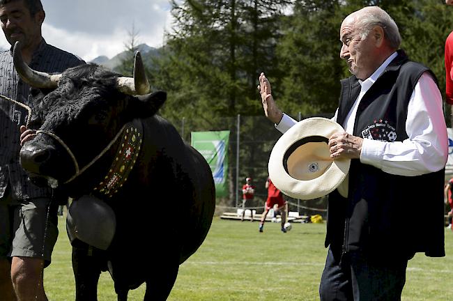 Eine Kuh für den Fifa-Präsidenten: Sepp Blatter mit dem selbst ihn überraschenden Geschenk.
